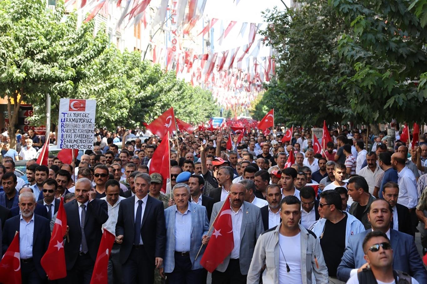 Elazığ’da binlerce kişi PKK saldırılarına karşı yürüdü Elazığ’da binlerce kişi PKK saldırılarına karşı yürüdü
